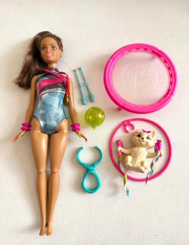 Boneca Barbie Teresa Gymnast com animal de estimação Mattel