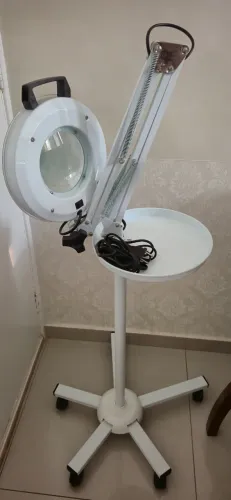 Lupa LED com bandeja e pedestal