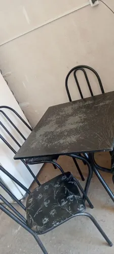 Vendo mesa com 4 cadeiras em Betim