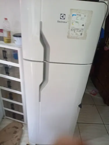 Geladeira Eletrolux duplex palito R$ 600 aceita pagamento no cartão. 