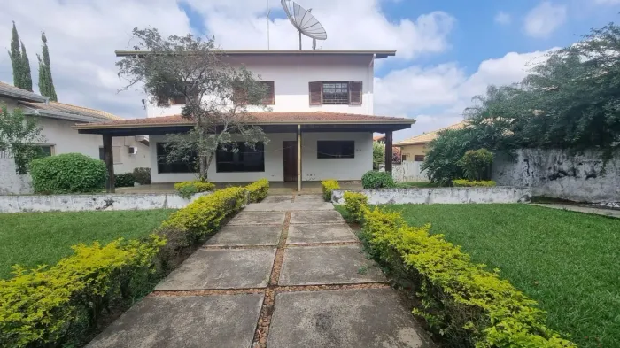 Uma casa campestre e que necessita de uma revitalização, um produto ideal para investidore