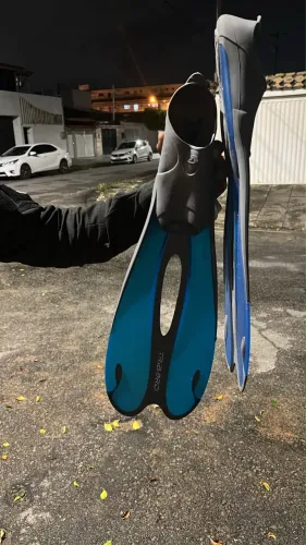 Pé de pato com snorkel e óculos