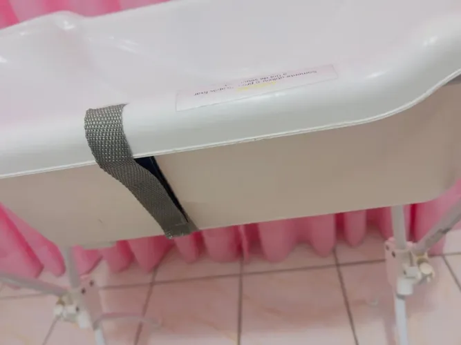 Banheira com pés de apoio