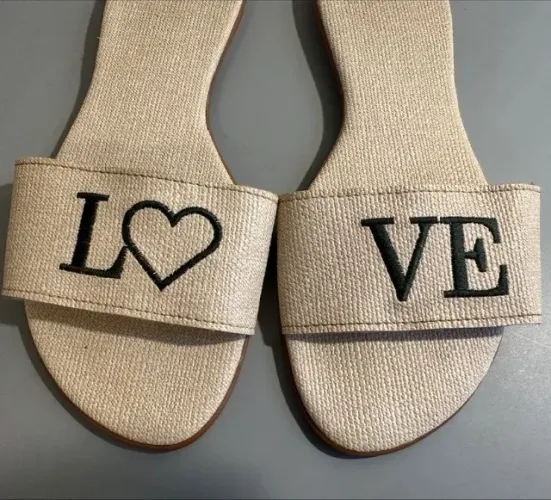 rasteirinha nude com bordado love em verde