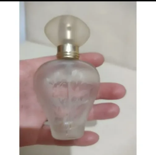 Frasco de perfume vazio Moments Priscila Presley 