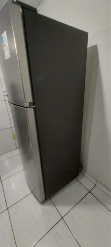 Geladeira com menos de 3 meses de uso.