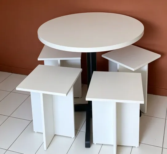 Mesa com 4 bancos em mdf