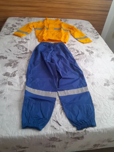 Conjunto de chuva impermeável para motoqueiros novo.