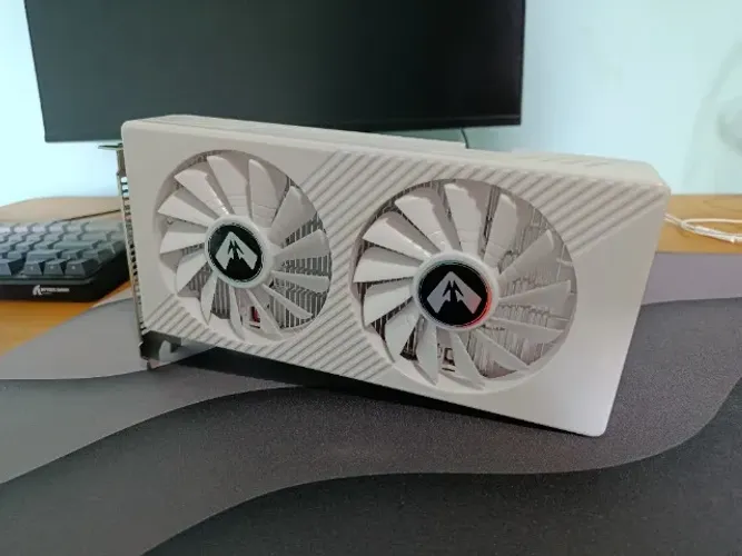 RX580 2048SP NOVA SEM MARCAS DE USO E SEM DETALHES USADA MENOS DE 1 MES
