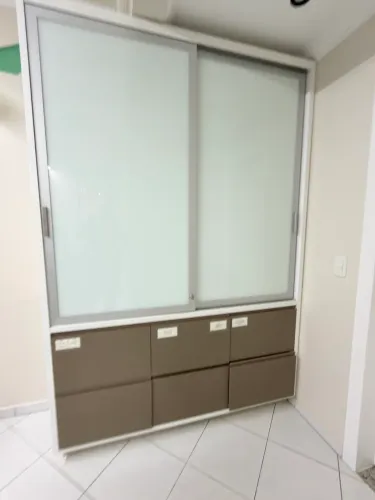 Armário Alto Multiuso com Portas de Correr em Vidro - Excelente Estado leia o anúncio