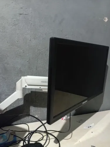 Braço mecânico, monitor 