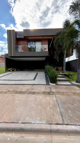 Sobrado em Condomínio, 4 quartos, 3 suítes, 260 m² no Itatiaia em Goiânia