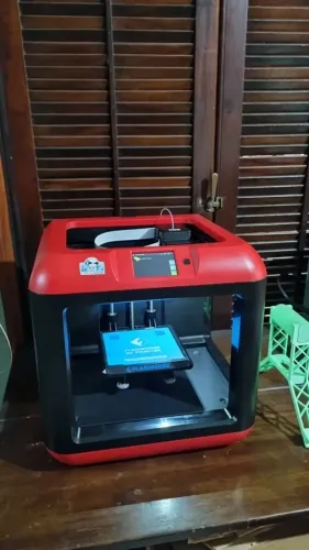 Impressora 3D flashforge Finder USB Wifi tela LCD compacta otima para criança