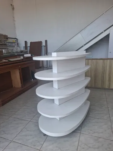 Expositor gondola em forma de gota em MDF com rodízio nova