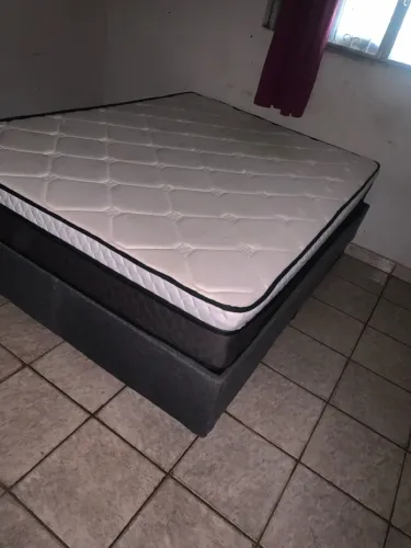 Vende-se cama box de mola ensacada de casal nova 1 mês de uso