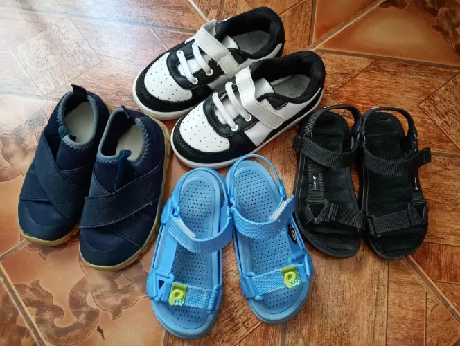 Tênis escolar e sandálias desapego 