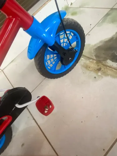 Vendo bicicleta infantil nas cores vermelho e azul, em perfeito estado de conservação!