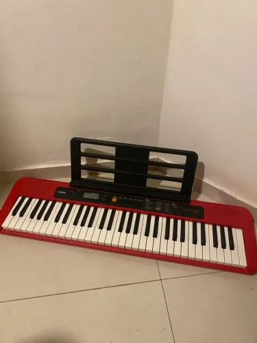 Teclado Casio CTS200 semi novo usado 5 vezes e um apoia partitura