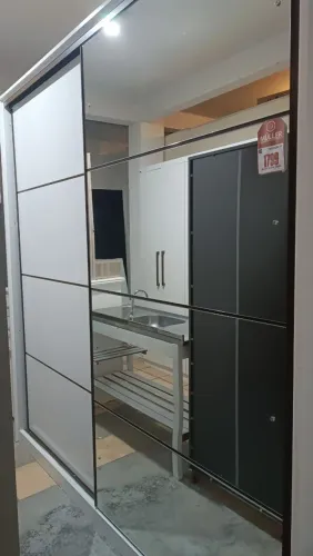 Roupeiro com Portas de Espelho 