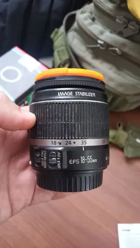 Lente canon efs 18-55 usada com um ponto de fungo