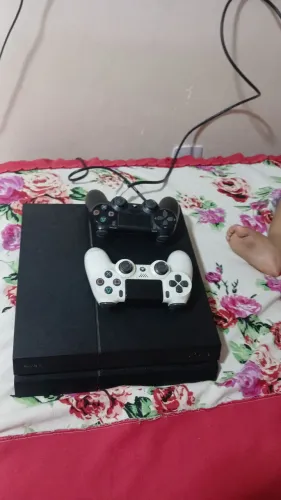 Vendo PS4 seminovo com 2 controles