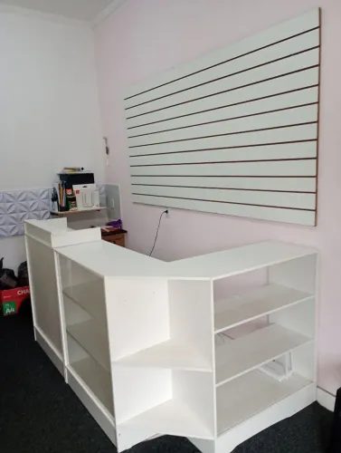 Balcão + Prateleira + Balcão caixa + Painel Canelado 