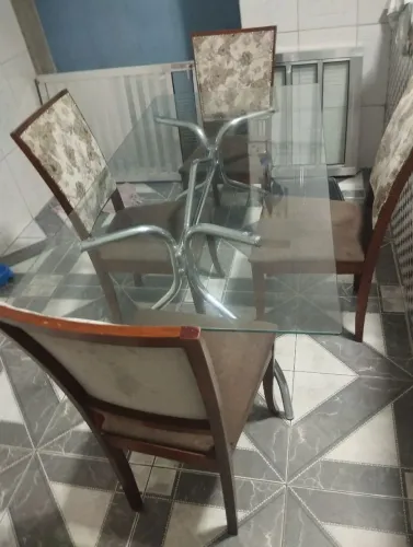 MESA DE VIDRO COM CADEIRAS 