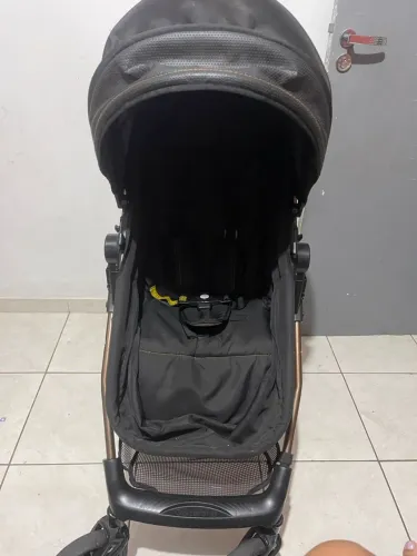 Carrinho Galzerano com bebê conforto