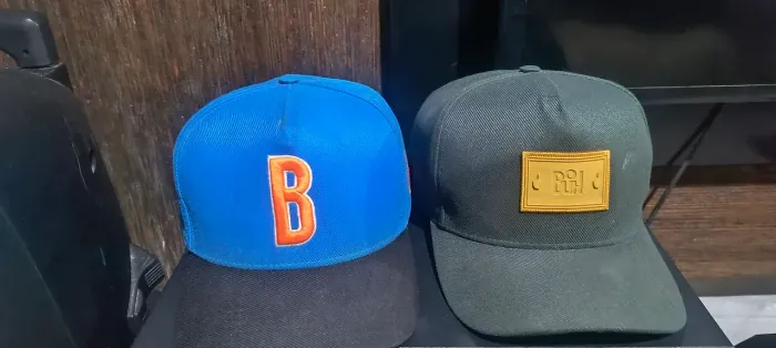 Vendo dois bonés original buh