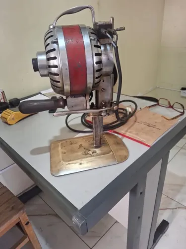 Máquina de cortar tecido profissional.