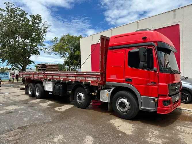 Vendo Mercedes atego 3030 estado de novo nada pra ser feito