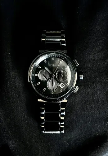 Relógio BOSS masculino preto, com mostrador escuro e configuração cronógrafo.