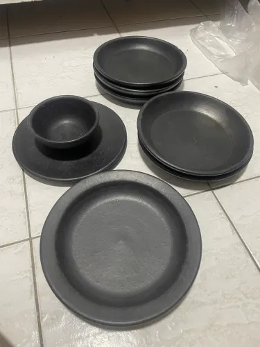 Conjunto de pratos de cerâmica pretos