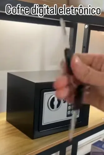 Cofre eletrônico novo com chave e número digital