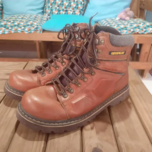 Bota caterpillar número 42 original couro legítimo excelente estado. 