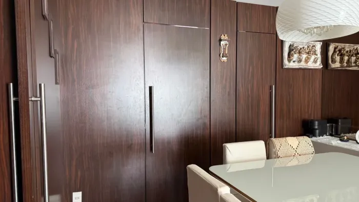 Lindo painel com porta de correr