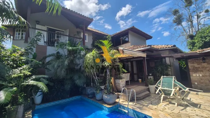 Venda e Aluguel de Casa em Condomínio com 4 quartos, 3 suítes, 307 m², Venda R$ 1.8 milhõe