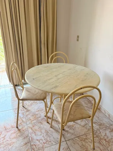VENDO MESA DE PEDRA COM 3 CADEIRAS
