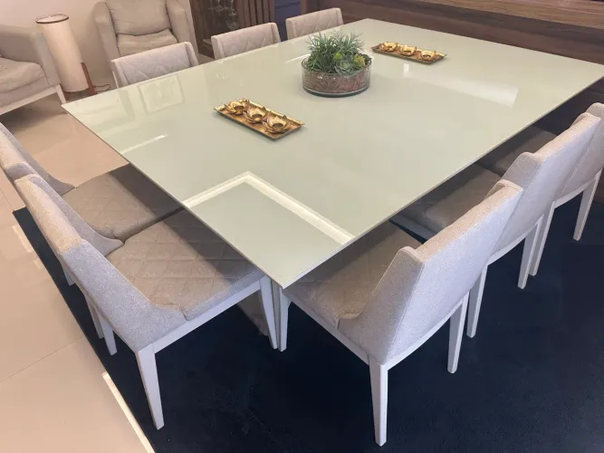 Vendo mesa c/ tampo de vidro e laca pérola com 8 cadeiras em tecido com laca perla