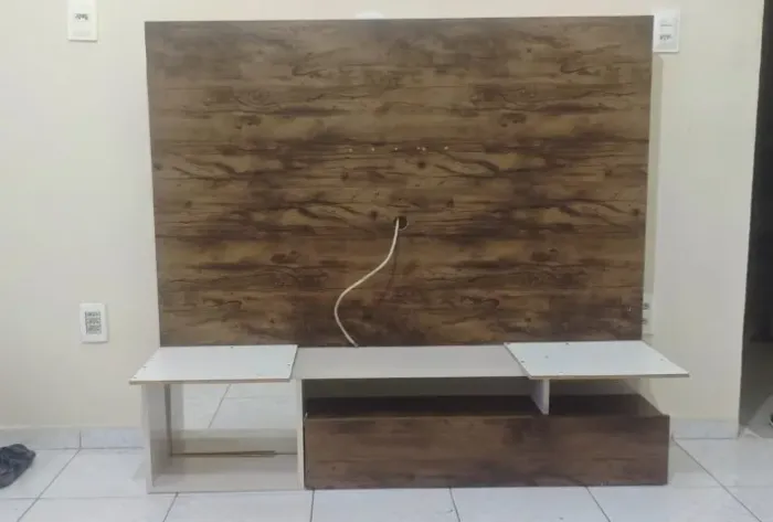 Painel para TV usado, em bom estado, pronto para uso