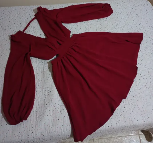 Vestido na cor vinho com detalhes que tornam a peça ainda mais linda