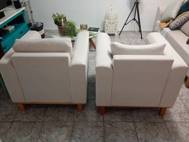 vendo sofá de três lugares e dois lugares separados novo menos de um mês usado. de linho