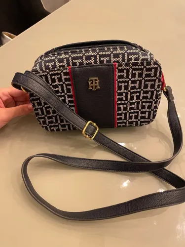 bolsa tommy hilfiger transversal monograma