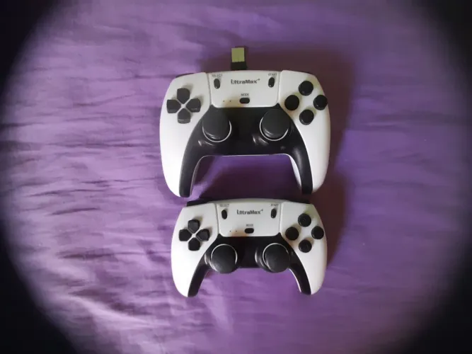 Dois controles de videogame M 15 Plus funcionando perfeitamente
