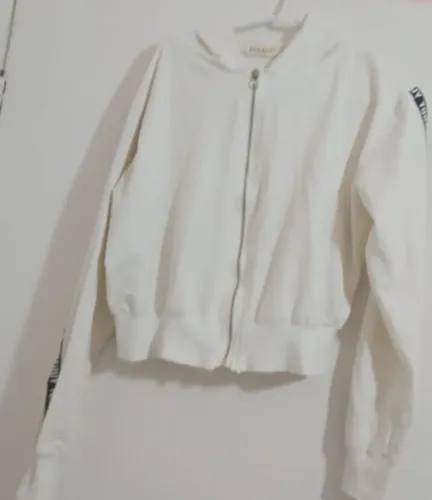 Vende se roupas novas e usadas