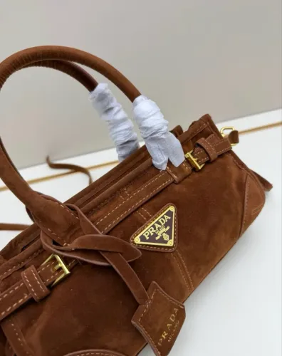 Bolsa Prada Bonnie Mini camurça marrom