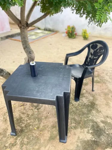 Mesa e cadeiras de plástico 