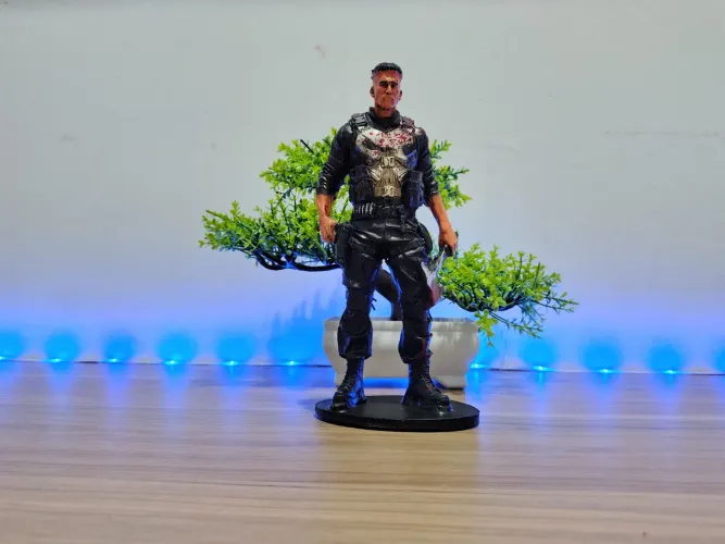 BONECO JUSTICEIRO COLECIONÁVEL EM RESINA 