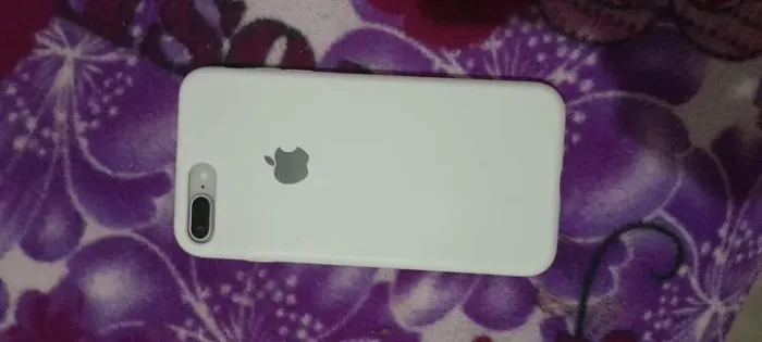 Vendo um iPhone 8 Plus muito bem conservado segundo dono todo