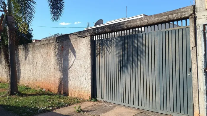 Aluga-se casa no Jardim Maria Helena (próximo a Vila Pedroso)